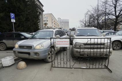 Екатеринбург. Автомобиль перекрывающий пожарный проезд