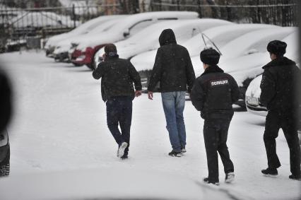 Екатеринбург. Поицейские сопровождают двух задержаных мужчин в суд