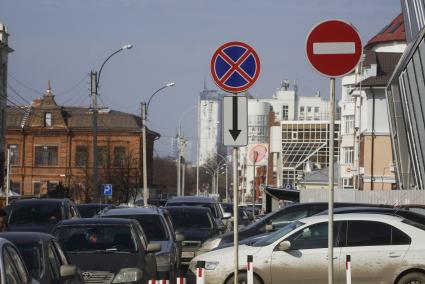 Екатеринбург. Машины припаркваные под знаком запрещающим въезд и парковку