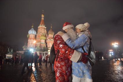 Москва. Горожане во время Новогодних гуляний на Красной площади.