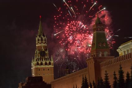 Москва.  Новогодний салют над Красной площадью.