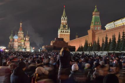 Москва.  Горожане во время Новогодних гуляний на Красной площади.