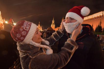 Москва.  Горожане во время Новогодних гуляний на Красной площади.