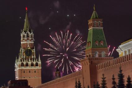 Москва. Новогодний салют над Красной площадью.