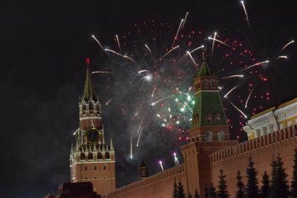 Москва.  Новогодний салют над Красной площадью.