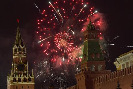 Москва.  Новогодний салют над Красной площадью.