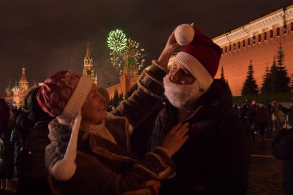 Москва.  Горожане во время Новогодних гуляний на Красной площади.