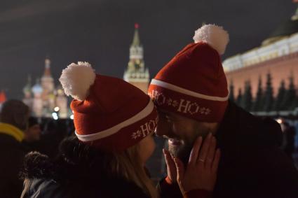 Москва.  Горожане во время Новогодних гуляний на Красной площади.