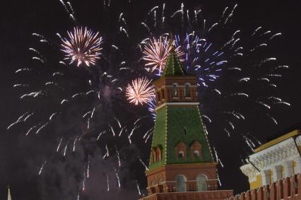 Москва.  Новогодний салют над Красной площадью.