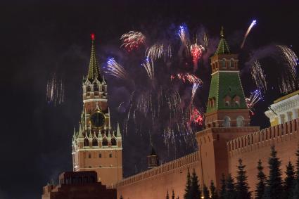 Москва.  Новогодний салют над Красной площадью.