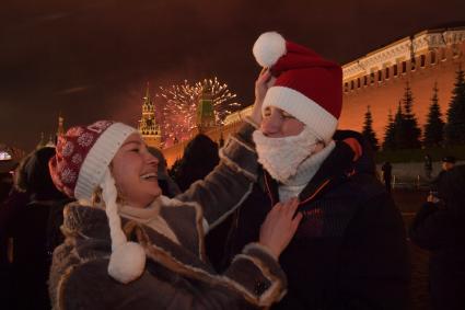 Москва.  Горожане во время Новогодних гуляний на Красной площади.