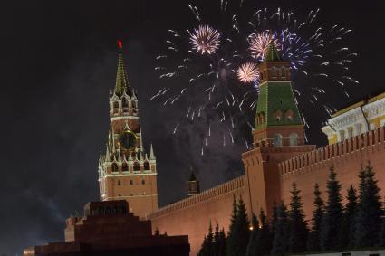 Москва.  Новогодний салют над Красной площадью.