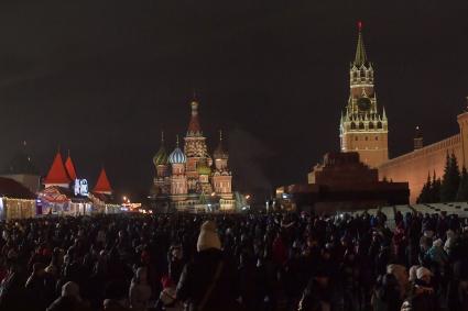 Москва.  Горожане во время Новогодних гуляний на Красной площади.