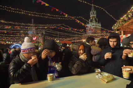 Москва. Горожане во время Новогодних гуляний на Красной площади.