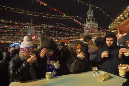 Москва.  Горожане во время Новогодних гуляний на Красной площади.