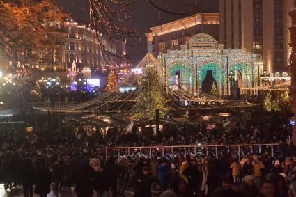 Москва. Горожане во время Новогодних гуляний на Манежной площади.