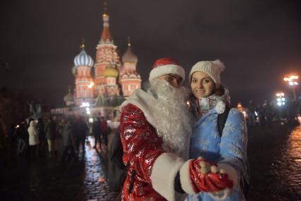 Москва.  Горожане во время Новогодних гуляний на Красной площади.