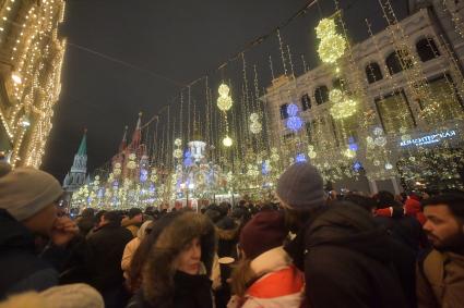 Москва. Горожане во время Новогодних гуляний на Никольской улице.