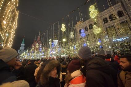 Москва.  Горожане во время Новогодних гуляний на Никольской улице.