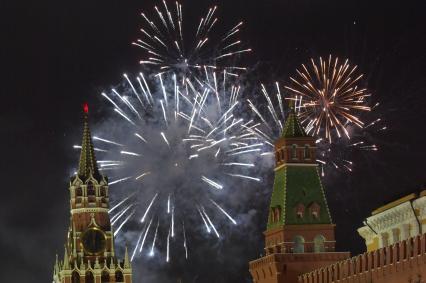 Москва. Новогодний салют над Красной площадью.