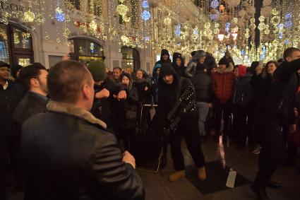 Москва.  Горожане во время Новогодних гуляний на Никольской улице.