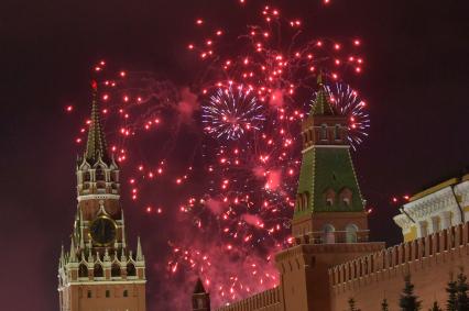 Москва. Новогодний салют над Красной площадью.