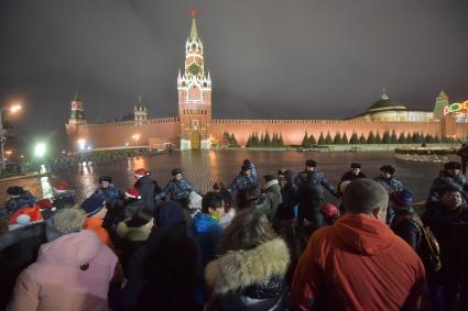 Москва.  Сотрудники Росгвардии в оцеплении во время Новогодних гуляний на Красной площади.