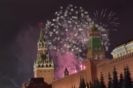 Москва.  Новогодний салют над Красной площадью.