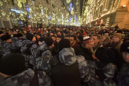 Москва.  Горожане во время Новогодних гуляний на Никольской улице.