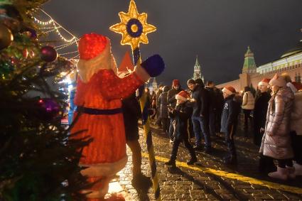 Москва.  Горожане во время Новогодних гуляний на Красной площади.