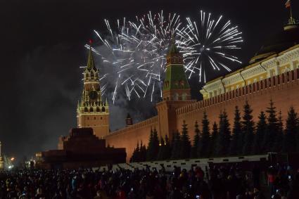 Москва.  Новогодний салют над Красной площадью.