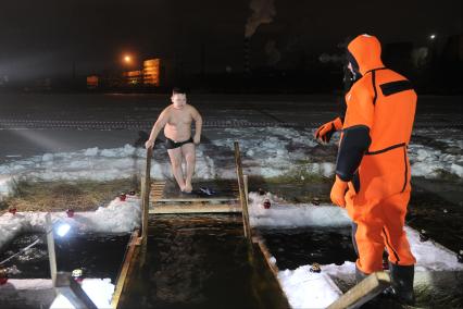 Екатеринбург. Ребенок окунается в прорубь во время крещенских купаний в Верх-Исетском пруду при температуре -2 градуса