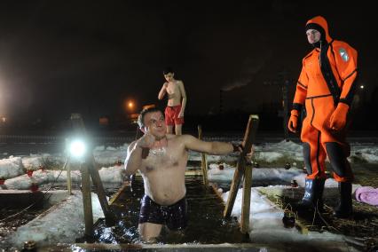 Екатеринбург. Мужчина во время крещенских купаний в Верх-Исетском пруду при температуре -2 градуса