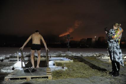 Екатеринбург. Мужчина во время крещенских купаний в Верх-Исетском пруду при температуре -2 градуса