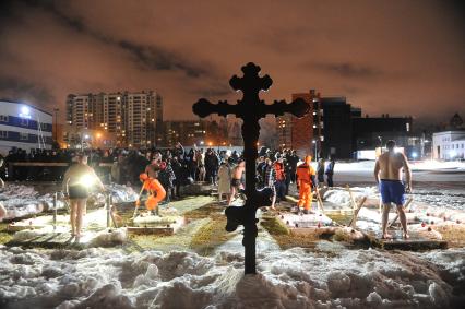 Екатеринбург. Верующие во время крещенских купаний в Верх-Исетском пруду при температуре -2 градуса