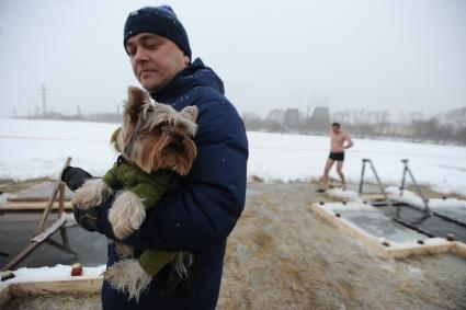 Екатеринбург. Мужчинас собачкой во время крещенских купаний на Верх-Исетском пруду при температуре -3 градуса