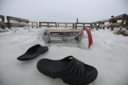 Екатеринбург. Мужчина окунается в прорубь во время крещенских купаний на озере Шарташ при температуре -3 градуса