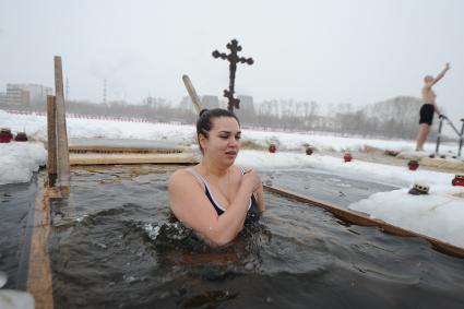 Екатеринбург. Девушка окунается в проруби во время крещенских купаний на Верх-Исетском пруду при температуре -3 градуса