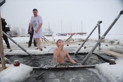 Екатеринбург. Ребенок окунается в проруби во время крещенских купаний на Верх-Исетском пруду при температуре -3 градуса