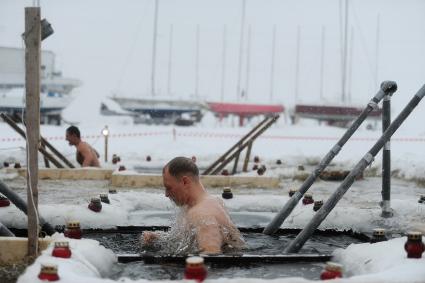 Екатеринбург. Мужчина окунается в проруби во время крещенских купаний на Верх-Исетском пруду при температуре -3 градуса