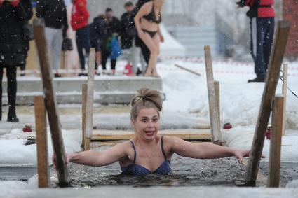 Екатеринбург. Девушка окунается в проруби во время крещенских купаний на Верх-Исетском пруду при температуре -3 градуса