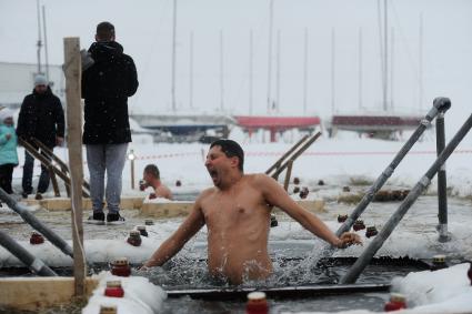 Екатеринбург. Мужчина окунается в проруби во время крещенских купаний на Верх-Исетском пруду при температуре -3 градуса