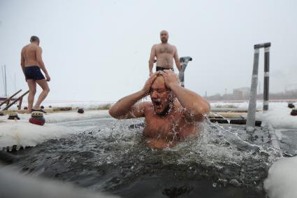 Екатеринбург. Мужчина окунается в проруби во время крещенских купаний на Верх-Исетском пруду при температуре -3 градуса