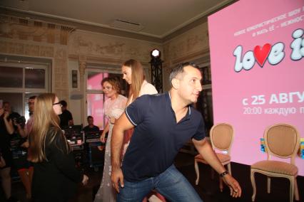 Диск386. Дом Смирнова. Презентация кино-скетчкома LOVE IS от создателей COMEDY WOMAN телеканала ТНТ. 2017. На снимке: актер Арарат Кещян