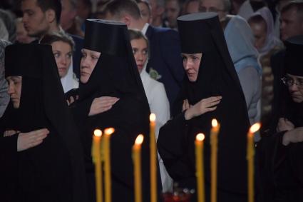 Москва. Монахини во время Рождественского богослужения в храме Христа Спасителя.