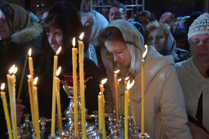 Москва.  Верующие во время Рождественского богослужения в храме Христа Спасителя.