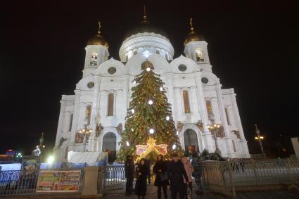 Москва.  Прохожане у Христа Спасителя.