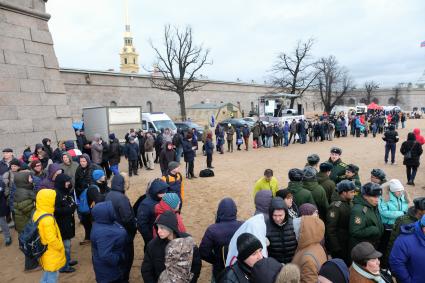 Санкт-Петербург. Крещенские купания в Неве у стен Петропавловской крепости.