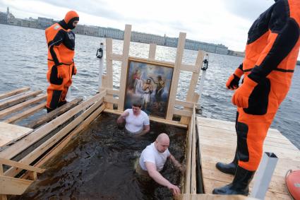 Санкт-Петербург. Крещенские купания в Неве у стен Петропавловской крепости.