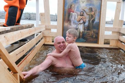 Санкт-Петербург. Крещенские купания в Неве у стен Петропавловской крепости.